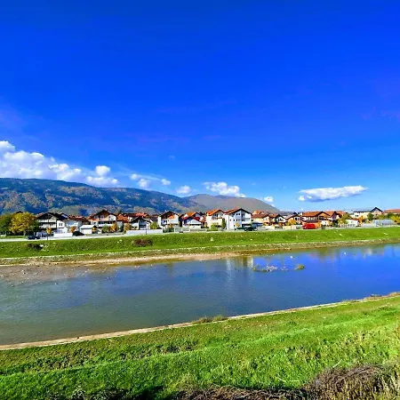 Apartmán By The River *