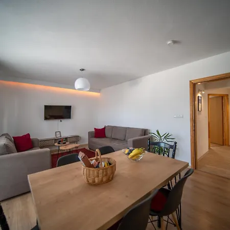 Apartmán By The River *