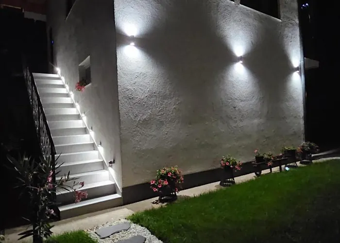 아파트 By The River